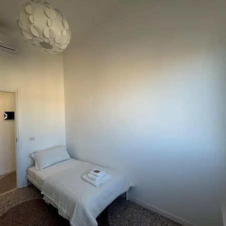 Stylish & Trendy Hub In * Roma